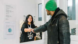 Ein Mann und eine Frau sprechen am Empfang