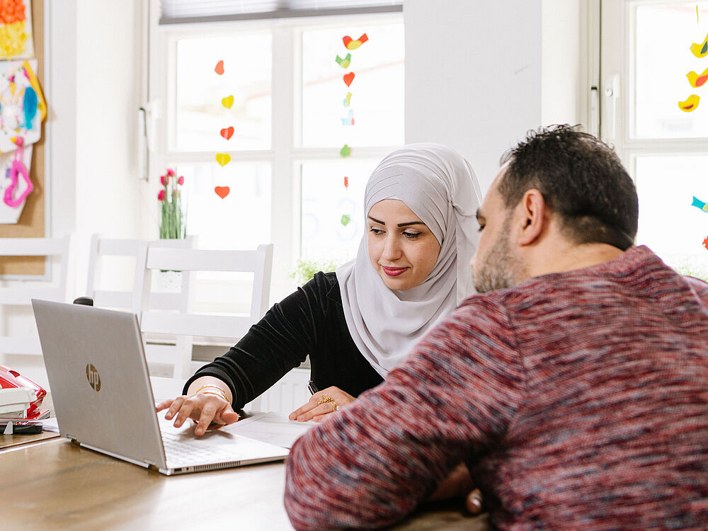 Eine Frau und ein Mann am Laptop 