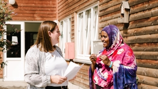 Eine Frau redet mit einer Sozialarbeiterin