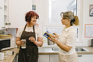 Zwei Frauen in der Küche