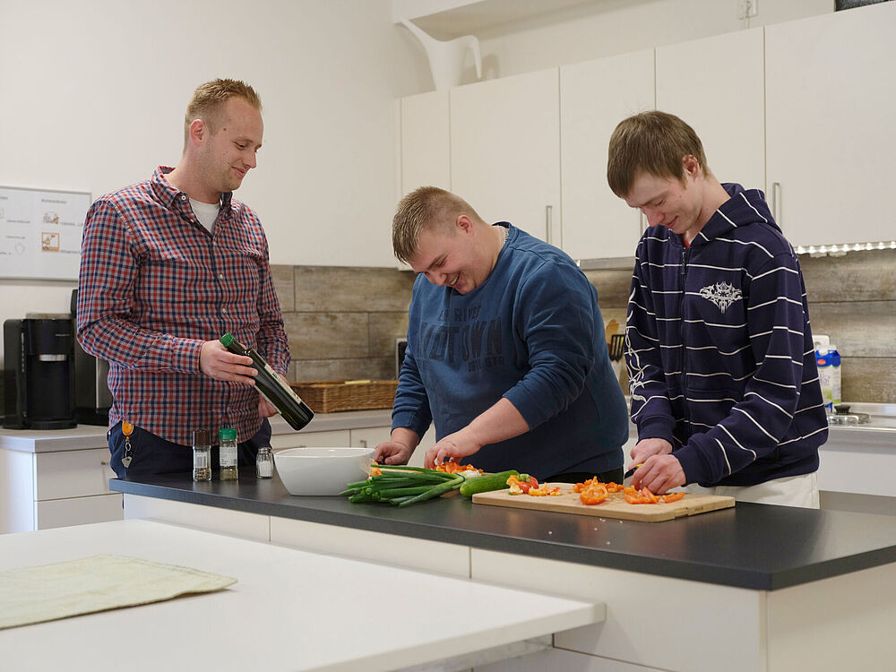 Klienten und Sozialarbeiter kochen zusammen