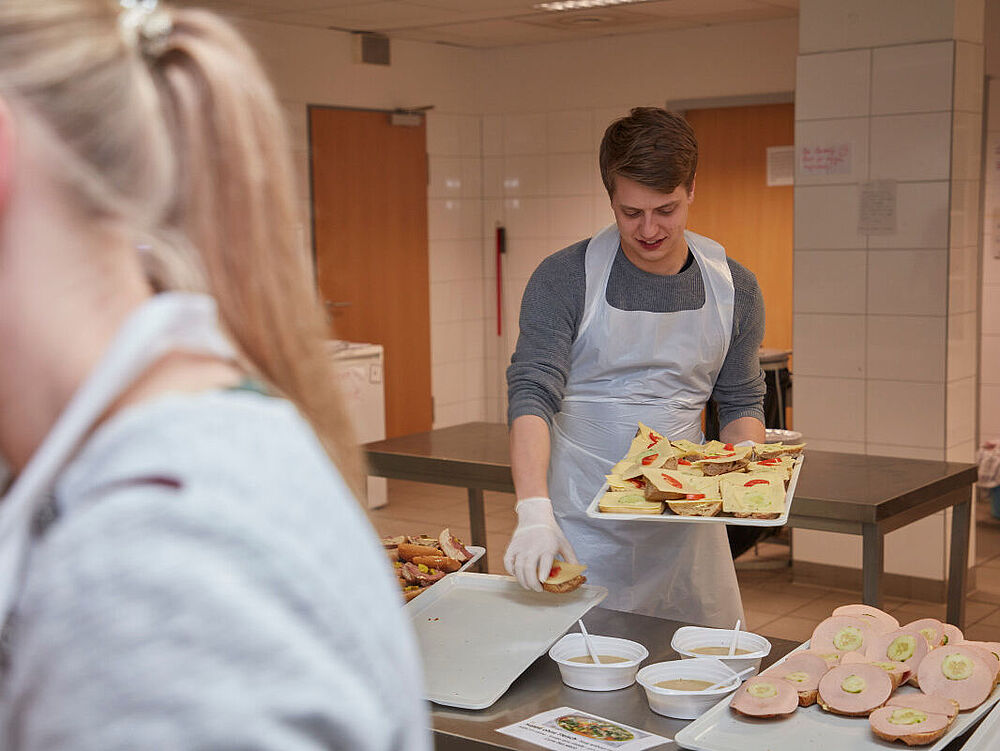 Freiwillig Engagierte teilen Essen aus