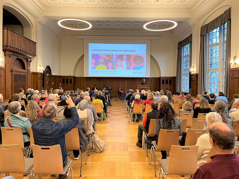 Blick auf den Saal