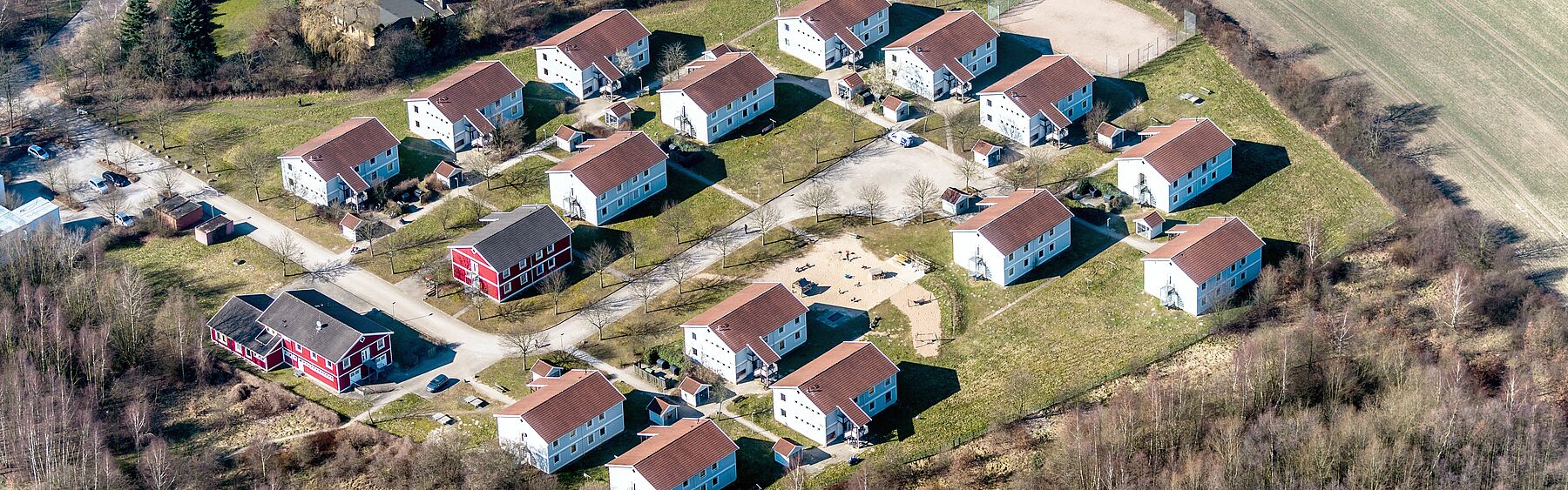 Luftaufnahme Wohnunterkunft Pavillondorf mit mehreren Gebäuden